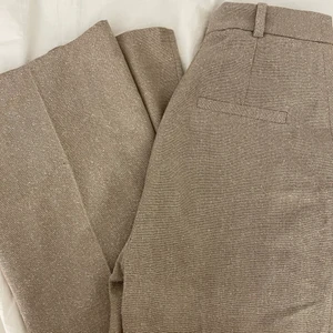 Kostymbyxor - &other Stories - Kostymbyxor i riktigt bra material från & order stories. Byxorna är långa, har en utsvängd modell och är höga i midjan.  Ursprungligen i storlek 36 men de är insydda (bra gjort) att passa en 34:a. Köpte byxorna på rea men ursprungligen kostade de 1100. (Jag är 165). Använda 2 gånger