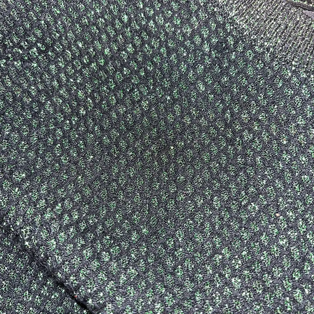Jag säljer denna gröna och svarta glittertröja från Monoprix. Köpt i Paris, Den är i fransk storlek 0. Sitter som en XS/S💝. Buda!. Toppar.