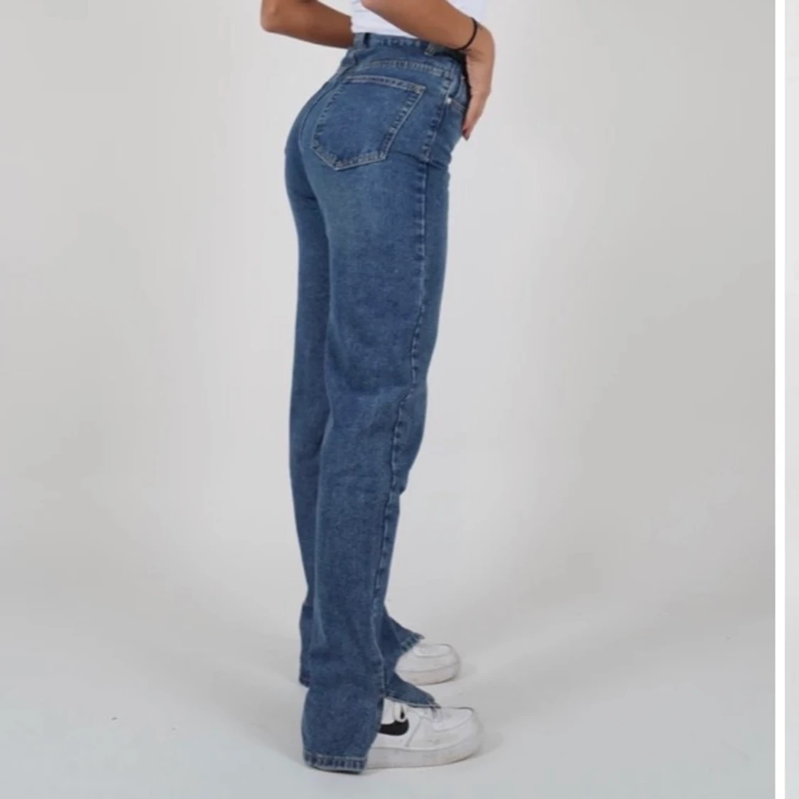 Mörkblåa jeans med slit - 91