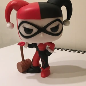 Harley Quinn Funkopop - Äkta Harley Quinn funkopop, men har tyvärr inte kvar dess låda. Det finns inga defekter på den som jag själv orsakat men några tillverkningsfel. Säljs för 80kr/styck, 2 för 140  kr och 3 för 200 kr. Originalpriset var  150kr/st. Kan mötas i Västerås eller Eskilstuna. Annars står säljaren för frakten.