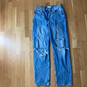 Gina jeans  - Jeans köpta från Ginatricot. Strl 36, super fina men har tyvärr blivit för små för mig💞  Vid frågor är det bara att skriva!🥰 