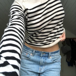 Randig stickad tröja zara - Trendig svart och vit randig tröja från zara, tror den ej säljer längre. Köpte för ca ett år sen men har använts varsamt❤️‍🔥