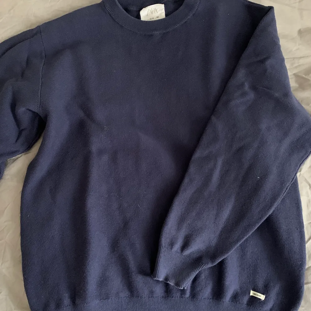 Mörkblå stickad tröja från Zara barn i storlek 164 men passar typ XS/S och kanske M. Stickat.