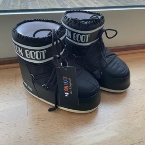 Helt nya Moonboots Classic Low 2 Svarta - Säljer ett par helt nya Svarta moonboots , sälja pga av att jag redan har ett par o inte kunde returnera dessa. Storlek 39-41. Köpta på Amazon, nypris 1005kr.             Köparen står för frakten<3