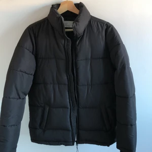 Svart pufferjacka - Vanlig svart pufferjacka från Nelly! Knappt använd då jag har två pufferjackor 😅 Storlek XS men liiite oversized skulle jag säga.