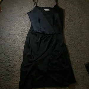 Klänning  - En jätte fin klänning av speciellt material.