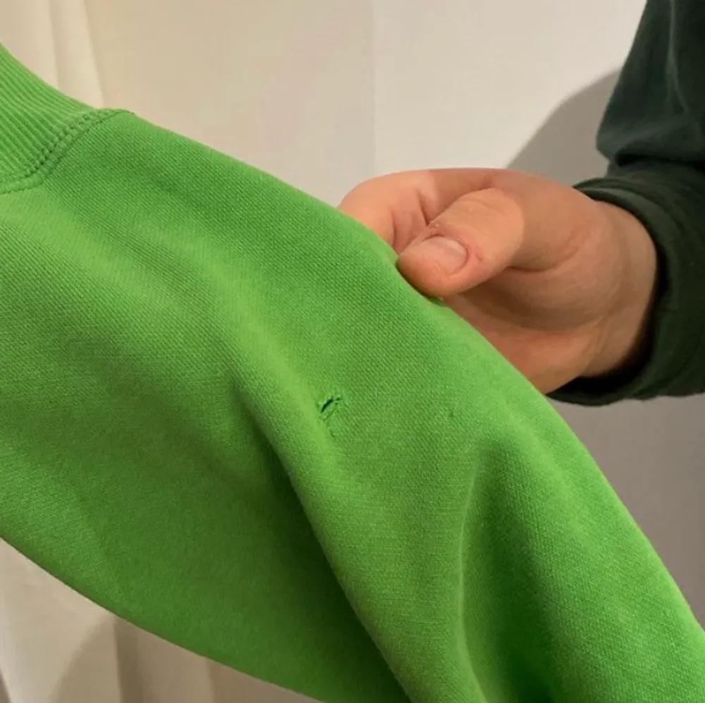 Grön zipup hoodie från Puma, köpt på Depop för 350 men används inte. Har ett litet hål vid ärmen samt ett vid bröstet men som ej stör<3 . Hoodies.