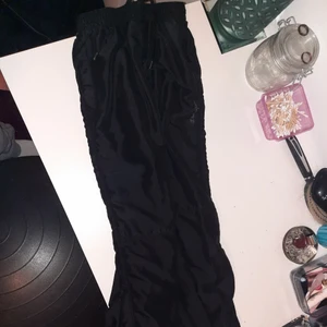 Byxor - Ett par jätte fina champion byxor. Storlek M. Säljer zå jag inte använder dem. Kom privar vid fler frågor