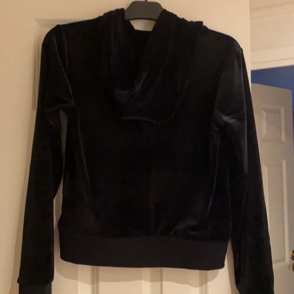 Säljer nu min helt oanvända svarta jucy tröja köpt på Raglady för 1100 kr. Kan tänka mig att sälja för 1000 eller eventuellt byta mot en storlek S💙💙. Hoodies.
