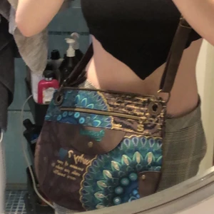 Väska - Säljer den här vintage väskan från desigual. I super fint skick, som ny. Jätte fin detalj💕hör av er vid frågor eller fler bilder, frakt tillkommer🐻