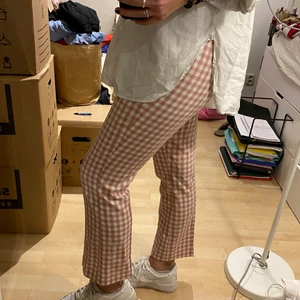 Byxor strl. M! - Säljer dessa rosa-rutiga byxor från Zara i storlek M! Endast testade men tyvärr ej prislapp kvar! Säljer dem för 100kr!