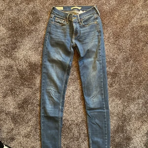 Levis jeans  - Blåa Levis jeans i jättebra skick. Skinny jeans i storlek 24, jag använder dom inte pga att dom inte passar längre. Säljer dem för 100kr