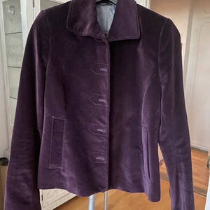 Filippa K, kavaj - Snygg lila Filippa K-kavaj i sammetsmaterial. Mkt gott skick. 