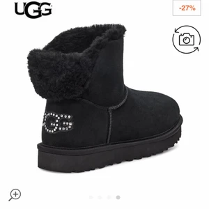 Uggs strl 38 - Jättefina svarta uggs med bling där bak i strl 38. Fint skick, använda 1 vinter. Skriv för fler bilder. Köparen står för frakten❤️