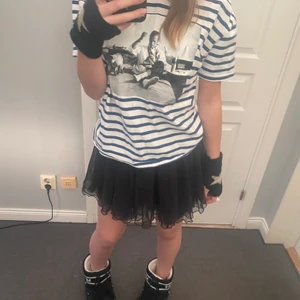 Gullig kjol ifrån Lindex - Kjolen är ifrån lindex , barn avdelning, i storlek 134/140. Men fungerar som en xxs/ xs . Jag är 160 och då är den pågränsen till kort. Annars sitter den bra. Kjolen är i fint skick, men kommer inte till andvändning och därav säljer vi den.