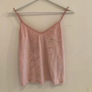 Rosa linne i strl XS - Ljusrosa linne med justerbara band. Köparen står för frakt. 