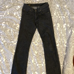 lågmidjade lee jeans - snyggaste lågmidjade straight leg jeansen från lee!! säljer pga har blivit för små för mig i midjan och över låren. de är i storlek W26 L33 och är perfekt längd för mig som är 173 lång. midjemåttet är ca 73 cm och innerbenslängden är 80 cm ❤️