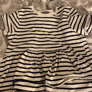 Randig tröja med volang - Trendig randig tröja med volang från zara BLÅ