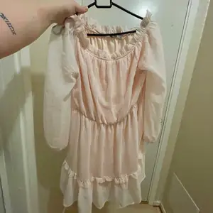 En rosa off shoulder klänning, använd en gång