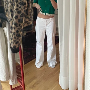 Vita kostymbyxor - Så snygga kostymbyxor från hm som tyvärr har blivit lite för stora 😢. De är storlek 38 och jag har sytt upp de men de går enkelt att sprätta upp o få de långa igen ☺️ Högsta bud 260