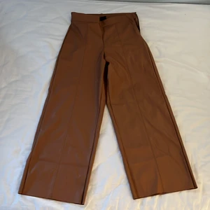 Straight leg skinnbyxor bruna - Fantastiska läderbyxor använda 2 gånger- därmed mycket bra skick & säljs för att jag tyvärr växt ur dom😢, Modellen är straight leg och dom är kortare än vanliga byxor & sitter sjukt snyggt i rumpan (se bild 2). Möts gärna upp för köp i Stockholm annars står köparen för frakten🥳🤗