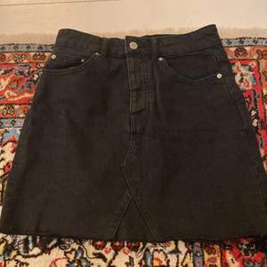 Svart jeans kjol från ginaticot