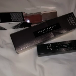 Smink - Helt nya fentibeaty producter som aldrig blivit använd.   Den köptes till någon, men har inte kunnat ge personen. Den passar tyvärr inte min hudfärg.                     H.                                                                                  Gloss bomb cream color läppglans: 150sek.                   Concealer shade  #220: 200 sek .                                              Matte long wear foundation shade #240: 300sek.             De kan köpas för sig, allt tsm blir 550sek