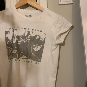 Brandy Melville t-shirt💗 - Säljer min jättefina brandy Melville t-shirt med trycket ”Matthews band”💗 säljer ändast om någon budar ett bra pris!