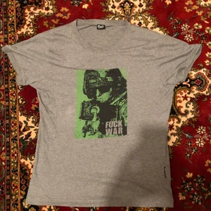 Dolce gabbana tshirt - Halloj, säljer min urfeta dolce fuck war tisha, den sitter så jävla snyggt, den är perfekt till dig som vill flexa men ändå vara subtil, väldigt ovanlig print