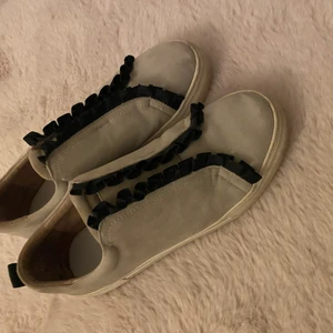 Sneakers  - Gråa inspirerande sneakers från scorett, tror dom är köpta för runt 1000kr, dem är önvända men i helt okej skick, ganska likt eytys skorna💕