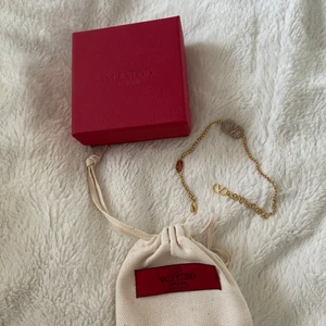 Valentino armband - Ett jättefint armband från Valentino som köptes för några månader sen. Nyskick och säljer det för att det inte kommer till användning. Det är guld och Swarovski kristaller. Låda, dustbag och autentiserings dokument finns. Nypris 3540kr, priset är förhandlingsbart<3