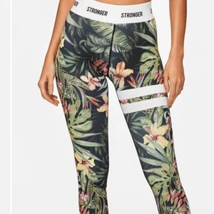 String tights - Väl använda träningsbyxor därav priset. Inga hål osv men färgen har blivit LITE ”sliten” och kan sänka priset mer. Hör av er vid intresse. Går även att frakta men har ingen direkt kostnad för det nu.