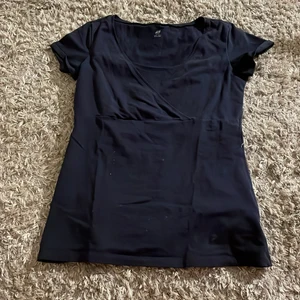 T-shirt - Fin mörk blå tröja som kommer från H&M 