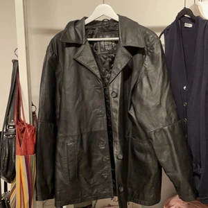 Vintage Läder jacka  - En jättefin oversized läder jacka som jag tyvärr inte använder längre! Använt ett par gånger och det saknas en knapp, men den fungerar bra utan. Storleken är XL, men funkar som L-M om man vill ha mer oversized. Jackan går att ha på vintern och när det är lite kallare ute💖 Den är köpt på Humana!