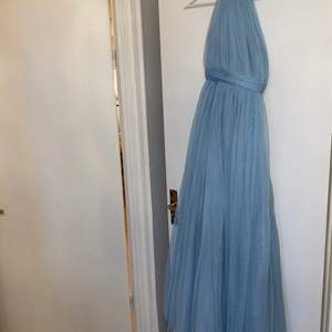 Ljusblå balklänning med öppen rygg i storlek 36. Från ASOS. 