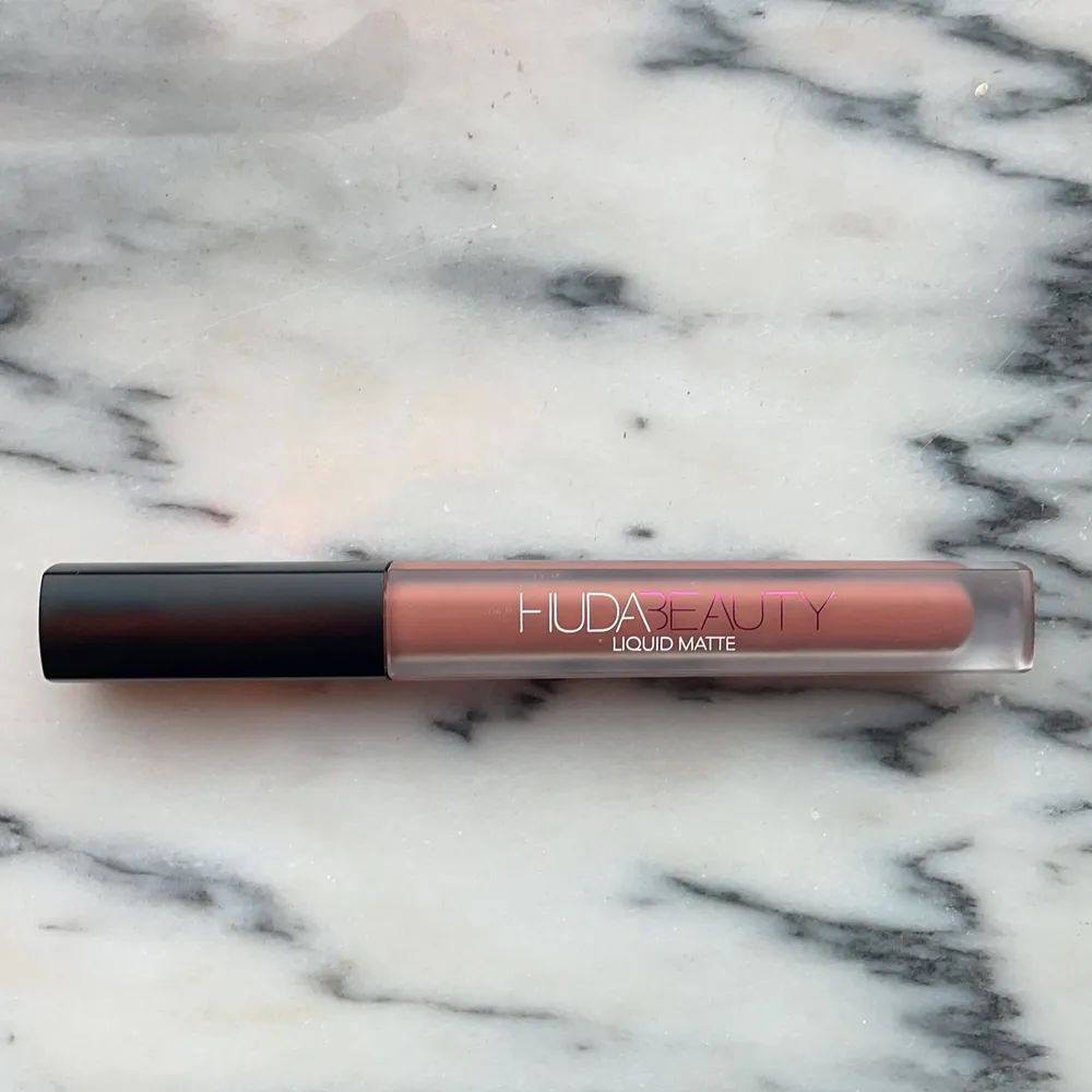 Liquid matte lipstick från Huda beauty helt oanvänt. I färgen Venus. Har redan för många så inte kommit till användning. Frakt tillkommer. Nypris 280kr. Övrigt.