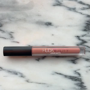 Huda beauty liquid lipstick - Liquid matte lipstick från Huda beauty helt oanvänt. I färgen Venus. Har redan för många så inte kommit till användning. Frakt tillkommer. Nypris 280kr
