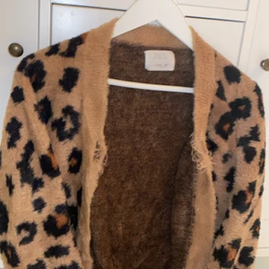 Zara - En JÄTTE SJÖN kofta från zara som jag bara älskar men den kommer aldrig till användning så jag hade tänkt att sälja den. Köpte den för 399kr så nu säljer jag den för 75kr men jag har gjort hål där fram för att jag skulle hjärta en knapp där kan så jag kan se och kolla om de går för jag har massor knappar så jag kan tästa 