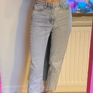 Mom-jeans - Jättefina mom jeans. Ett av få par byxor som faktiskt sitter bra på mig! Skulle verkligen rekommendera för folk med liknande kroppstyp som jag. Byxorna har dock med åren blivit lite tajta på mig💓