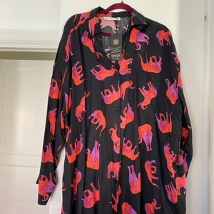 Härlig skjorta  - Säljer denna underbara skjortan. Helt ny med tags, längre model med super fint tyg. 