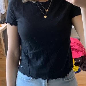 Croppad tisha från Hollister - En kortare t-shirt från hollister som är oanvänd.