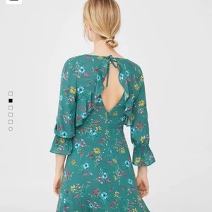 Grön blommig klänning mango size S - Fin klänning med blommigt mönster. Oanvänd. Kan hämtas i Göteborg.