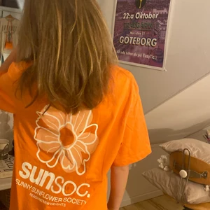 T-shirt - Cool t-shirt i storlek M🧡 Använd ca 5 gånger så i väldigt fint skick‼️
