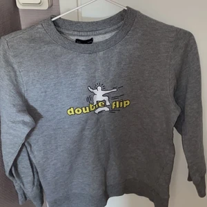 Grå tröja - Använd ett par gånger! Text: double flip