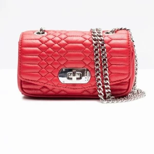 Zadig & Voltaire Crossbody Clutch - Sjukt snygg Zadig & Voltaire ”Skinny Love Clutch Bag Mini” i rött!! Älskar den här väskan men den kommer inte till användning lika ofta längre :((. Den är perfekt att ha på fest elr när man är ute på stan då man får plats med det viktigaste som telefon o nycklar. Den har 4 olika fack och kedja som går att hänga över axeln. Mycket gott skick men en liten slitning precis där man stänger väskan (se bild). Skriv för mer bilder! 🥰🥰