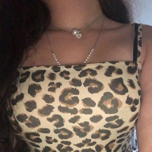 H&M - Säljer en jättefin klänning i mönstret leopard!💕 Köpte den i h&m då den aldrig blev andvänd💕💕