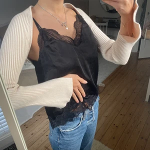 Kofta - Supernajs minikofta, perfekt att ha ovanpå en topp😍 Helt ny, prislappen kvar. Säljer pågrund av köpt flera