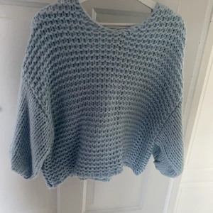 Ljusblå stickad tröja - Ljusblå stickad tröja. Använd en gång, frakt tillkommer🤍🤍
