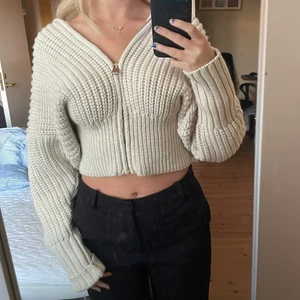 Stickad kofta  - Jätte varm och skön stickad kofta nu till kyligare tider, köpt på zara i storlek s men passar xs-m/l skulle jag säga! Bud på 200+ frakt 💕