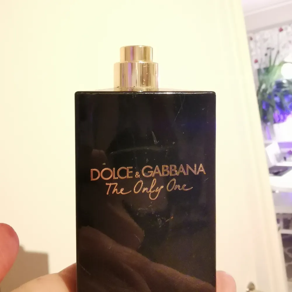 Dolce&Gabbana The only one säljes då lukten inte passar mig.                                                                 Den har kvar minst 4/5 delar och saknar tyvärr locket, därav priset. Nypris 740kr                                                            Köparen står för frakt.       . Väskor.